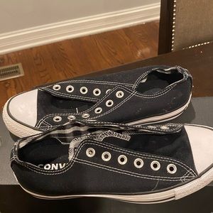 Low stop converse size 8 with gingham print on tongues.
